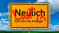 Ortsschild mit Beschriftung: "Lost in Neulich. Kein Dorf für Anfänger".