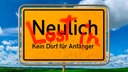 Ortsschild mit Beschriftung: "Lost in Neulich. Kein Dorf für Anfänger".