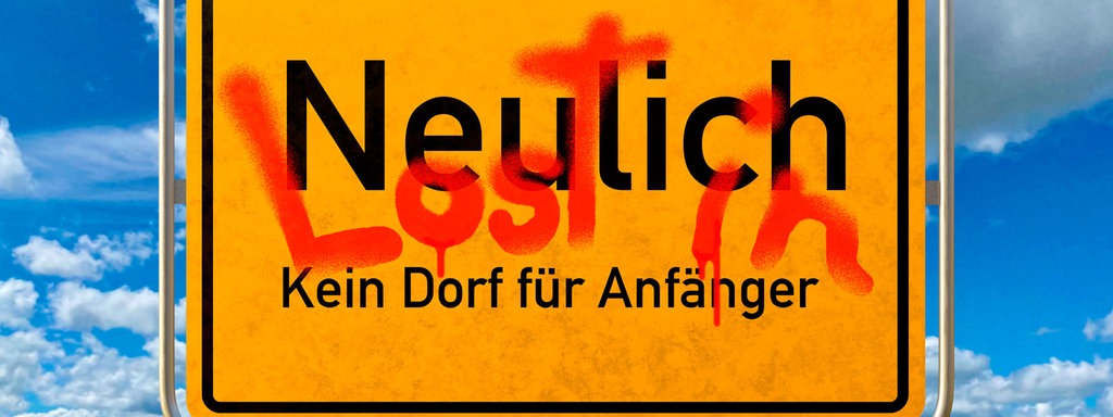 Ortsschild mit Beschriftung: "Lost in Neulich. Kein Dorf für Anfänger".