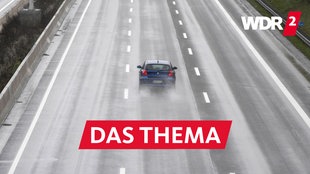 Ein Pkw fährt auf der mittleren Spur einer ansonsten kaum befahrenen Autobahn