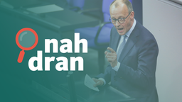 Das Bild zeigt CDU-Politiker Friedrich Merz im Deutschen Bundestag, daneben das Logo des Podcasts "nah dran". 