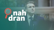 Das Bild zeigt den französischen Präsidenten Emmanuel Macron, der nachdenklich guckt. Daneben das Logo des Podcasts nah dran. 