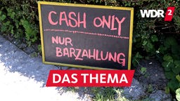 Auf einem Hinweisschild steht "Cash only / Nur Barzahlung".