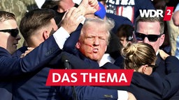 Der frühere US-Präsident Donald Trump ist nach den Schüssen von Mitarbeitenden des Secret Service umringt und streckt seine Faust nach oben, nachdem er durchh den Schuss eines Attentäters verletzt wurde