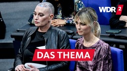 Tessa Ganserer (Bündnis 90/Die Grünen, l) und Nyke Slawik (Bündnis 90/Die Grünen) während der 164. Sitzung des Bundestages, in der über das Selbstbestimmungsgesetz debattiert wurde.