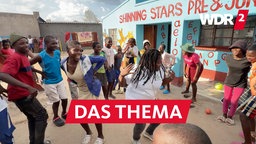 Kinder in Simbabwe singen und tanzen beim Projekt "Lions in Action"