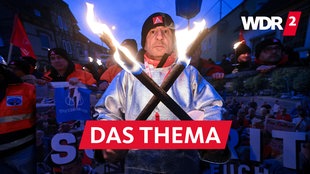 Stahlarbeiter mit Fackeln bei der Demonstration gegen die Schließung eines Werkes von ThyssenKrupp in Kreuztal (11.12.2024)