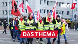 Streikende mit Fahnen der Gewerkschaft Verdi auf dem Dortmunder Friedensplatz (12.03.2025)