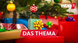 Verpachte Geschenke unter einem Weihnachtsbaum