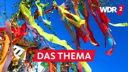 Ein Maibaum mit bunten Bändern Baendern steht in der Stadt Bad Münstereifel (Archivfotovom 07.05.2028)