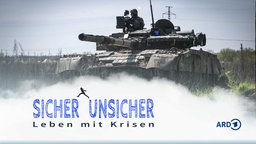 Ein Panzer fährt über ein Feld, aus dessen Luke ein Soldat schaut, im Hintergrund ein Hochspannungsmast. Auf einem wolkigen Streifen steht der Titel "Sicher unsicher" und die Silhouette einer Person, die vom einen Wort zum anderen springt.