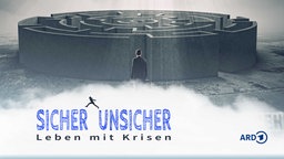 Ein Mann in Bürokleidung steht vor einem Labyrinth. Davor auf einem wolkigen, weißen Streifen das Logo mit dem Titel der Podcastreihe: "Sicher unsicher" und der stilisierten Silhouette einer Person, die vom Wort 'unsicher' zum anderen springt.