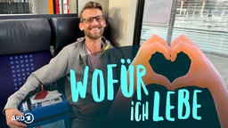 Philipp Ripkens transportiert als On-Board-Kurier Stammzellen zu Leukämie-Patient:innen auf der ganzen Welt. Darüber das Logo der Serie: Zwei Hände formen ein Herz, in dessen Mittelpunkt der Schriftzug "Wofür ich lebe" steht.