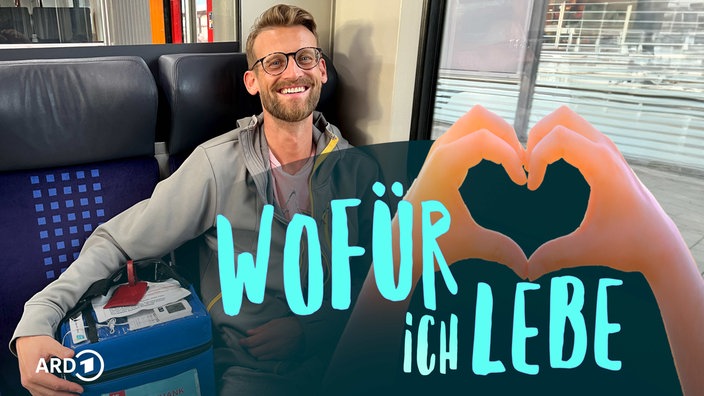 Philipp Ripkens transportiert als On-Board-Kurier Stammzellen zu Leukämie-Patient:innen auf der ganzen Welt. Darüber das Logo der Serie: Zwei Hände formen ein Herz, in dessen Mittelpunkt der Schriftzug "Wofür ich lebe" steht.