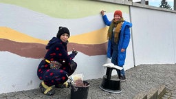 Zu sehen die beiden Künstlerinnen Vera Vorneweg (rechts) und Jasmin Lebaci, auch bekannt als Miama Punk Machine beim