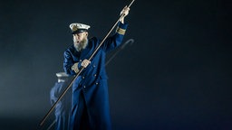 Szenebild aus "Der Leuchttum" am Theater Duisburg: Sami Luttinen (Arthur/ 3. Offizier), (hinten) Adrian Dwyer (Sandy/ 1. Offizier)