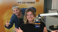 Sportreporterin Anne van Eickels mit Heike Knispel im WDR 4 Studio.