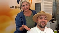 Max Mutzke mit Heike Knispel bei WDR 4 im Studio. 