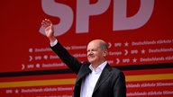 Olaf Scholz vor einem SPD-Banner