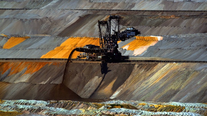 Braunkohlebagger im Tagebau Hambach in Betrieb