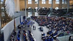 31.01.2025, Berlin: Friedrich Merz (M), CDU-Bundesvorsitzender und Fraktionsvorsitzender der CDU/CSU-Fraktion im Bundestag, spricht während einer Sitzung im Plenarsaal des Bundestages