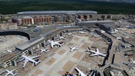 Hessen, Frankfurt am Main: Die Luftaufnahme zeigt die Flugsteige A (l) und B des Terminal 1 des Frankfurter Flughafens