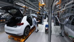 24.05.2023, Sachsen, Zwickau: Ein Modell der neuen Generation des ID.3 wird im Werk von Volkswagen in Zwickau montiert.