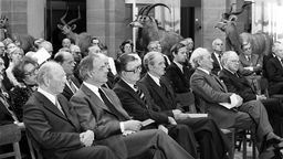 Mehrere Vertreter der deutschen Parteienlandschaft sitzen beim Festakt zum 30 jährigen Bestehen des Grundgesetzes im Bonner Museum Alexander König