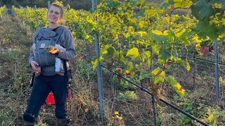 Winzerin Lisa Schäfer mit Baby Jesse auf ihrem Weingut Grüne Neune. 