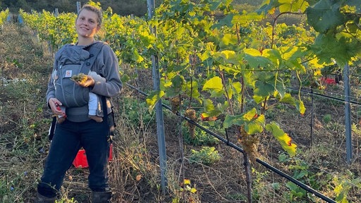 Winzerin Lisa Schäfer mit Baby Jesse auf ihrem Weingut Grüne Neune. 