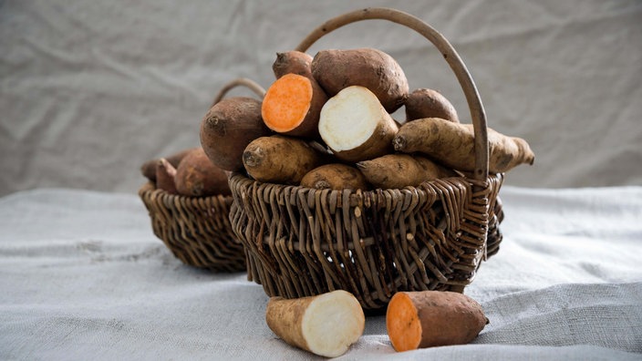 Weiße und süße Süßkartoffeln im Korb 