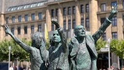 :Teilansicht einer Plastik mit der Bezeichnung "Ort für die Erinnerung und Akzeptanz von geschlechtlicher und sexueller Vielfalt" von dem Künstler Claus Richter. Standort Apollo-Platz am Düsseldorfer Rheinufer.