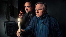 Hauptkommissar Thiel (Axel Prahl, r) und Dr. Karl-Friedrich Boerne (Jan Josef Liefers, l) in einer Szene des "Tatort: Man stirbt nur zweimal". 