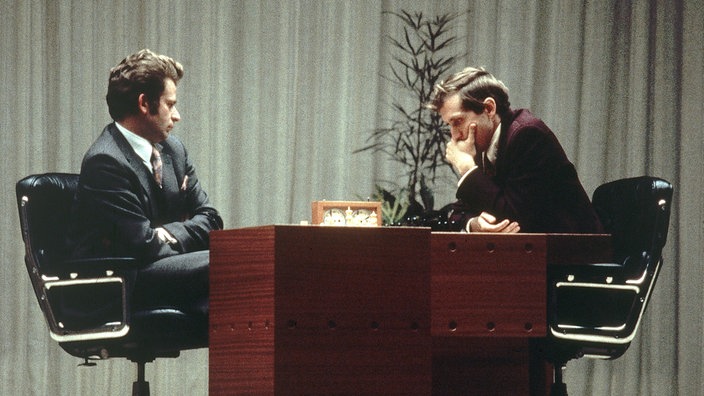 Boris Spasski und Bobby Fischer beugen sich über ein Schachbrett bei der Schach-WM 1972