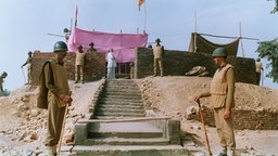 Militärpolizisten bewachen den im Bau befindlichen Tempel. Radikale Hindus zerstörten am 6. Dezember 1992 die 1528 erbaute Babri-Moschee in Ayodhya im indischen Bundesstaat Uttar Pradesh.