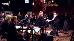 Lucy Woodward singt "Strangers in the Night" von Frank Sinatra zusammen mit der WDR Big Band im Gloria Theater in Köln.