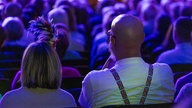 Die Bielefelder Philharmoniker im vollbesetzten Konzertsaal der Rudolf-Oetker-Halle.