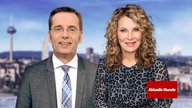 Jens Olesen und Susanne Wieseler  stehen im Studio an Moderationstisch