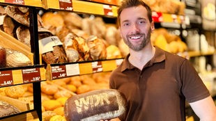 Das Bild zeigt Daniel Assmann in einer Bäckerei. 