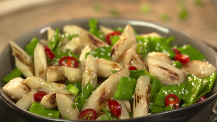 Das Bild zeigt das fertige Gericht "Warmer Spargelsalat mit Zuckerschoten".