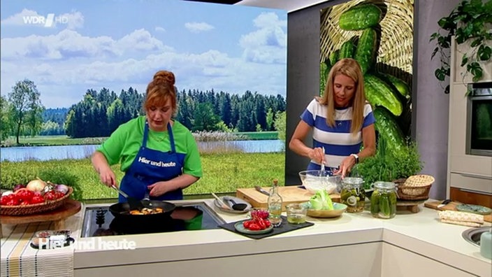 Köchin Julia Floß und Moderatorin Miriam Lange kochen im Hier und heute Studio