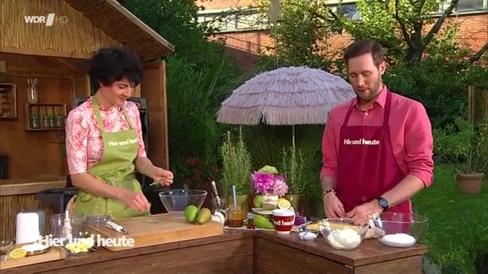 Geschichtetes Birnendessert mit Streuseln