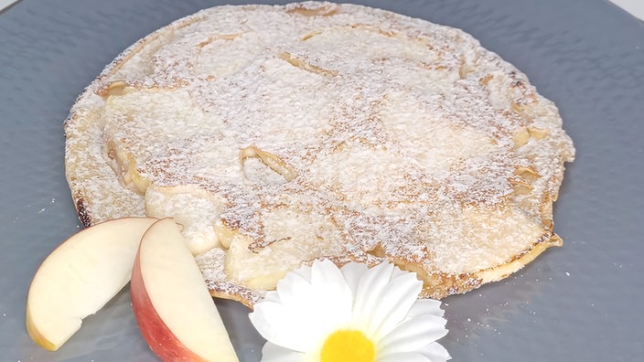 Nachaufnahme von Apfelpfannkuchen mit Vanillearoma von Konditormeister Marcel Seeger bei "Hier und heute".