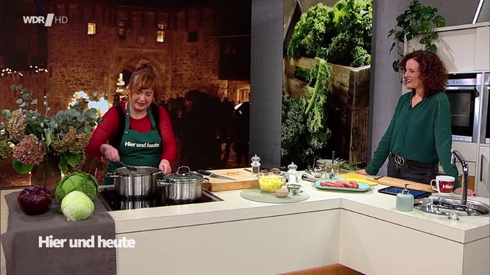 Julia Floß und Anne Willmes kochen Grünkohl