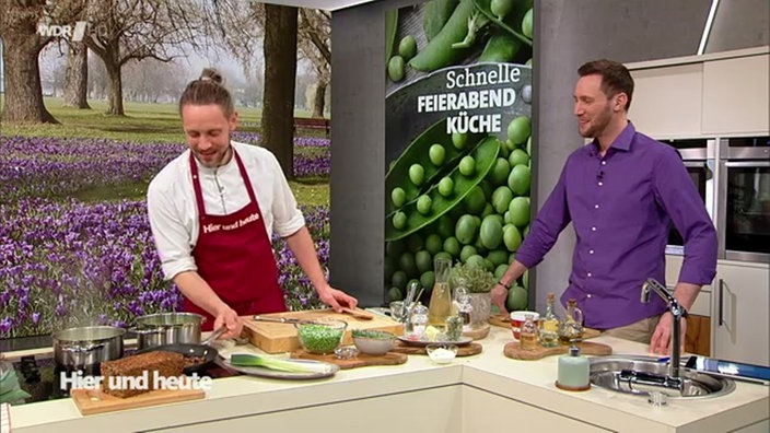 Grüne Erbsen-Lauchsuppe mit Schwarzbrot-Croutons