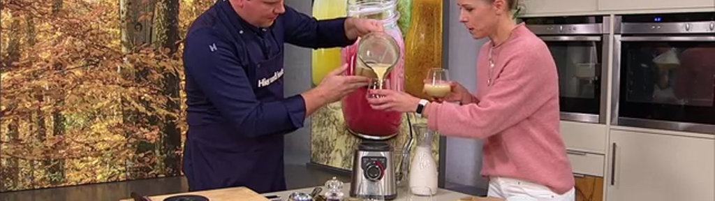 Fabian Timmer und Miriam Lange bereiten Smoothies zu