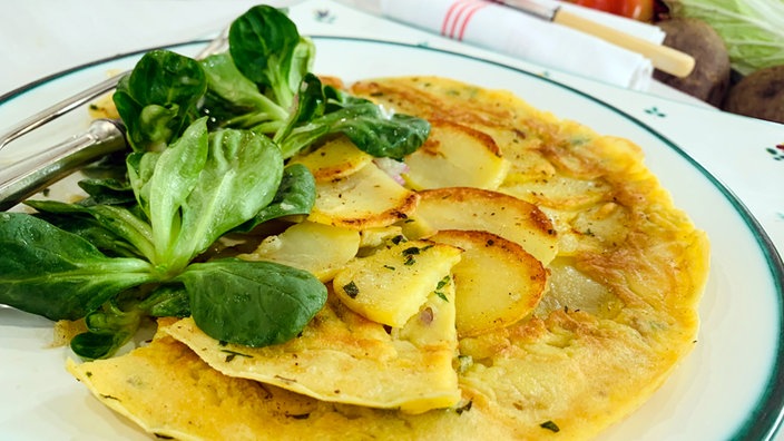 Aufnahme von einem Speckpfannkuchen und einem Apfelpfannkuchen.