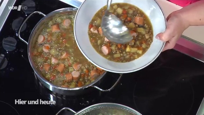 Aufnahme von einem Topf mit Linsensuppe.