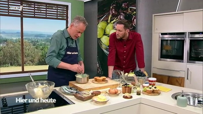 Marcel Seeger und Sven Kroll backen Muffins