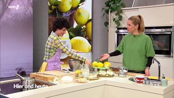 Theresa Knippschild und Miriam Lange backen 